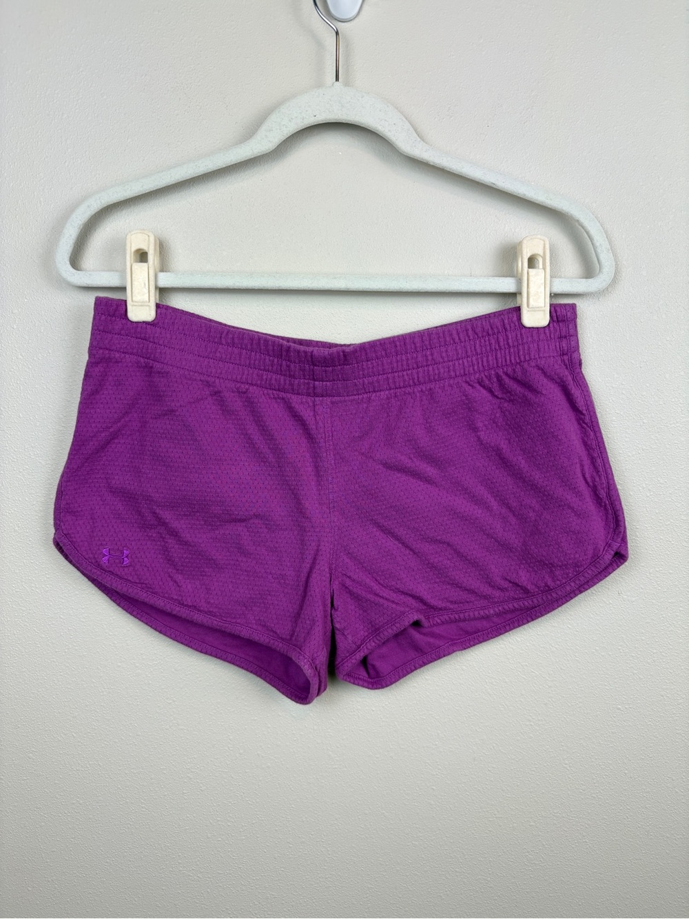 Under Armour Semi-Fitted Dolphin Hem Shorts - Size Medium